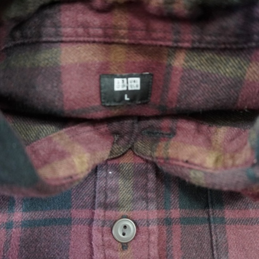 Uniqlo Men's Large Flannel Plaid‎ Button Down Shirt Burgundy Black Brown Casual - Picture 3 of 5
